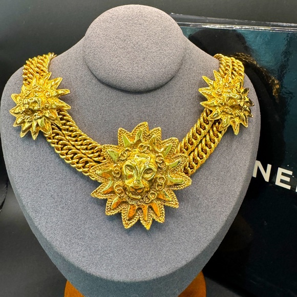 ‼️FINAL PRICE‼️LOT 968 24K gold plated Chanel vintage short necklace with lions - Picture 1 of 13